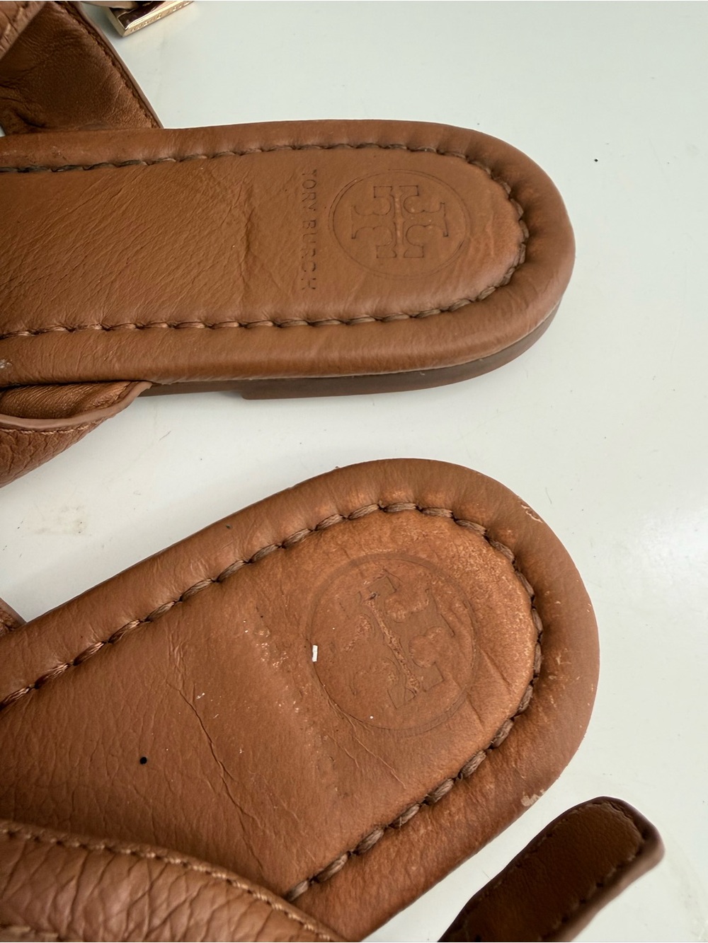 Tory Burch Bryce flat size 9 Brown Leather T-Strap Sandals with Gold Logo - Picture 7 of 14